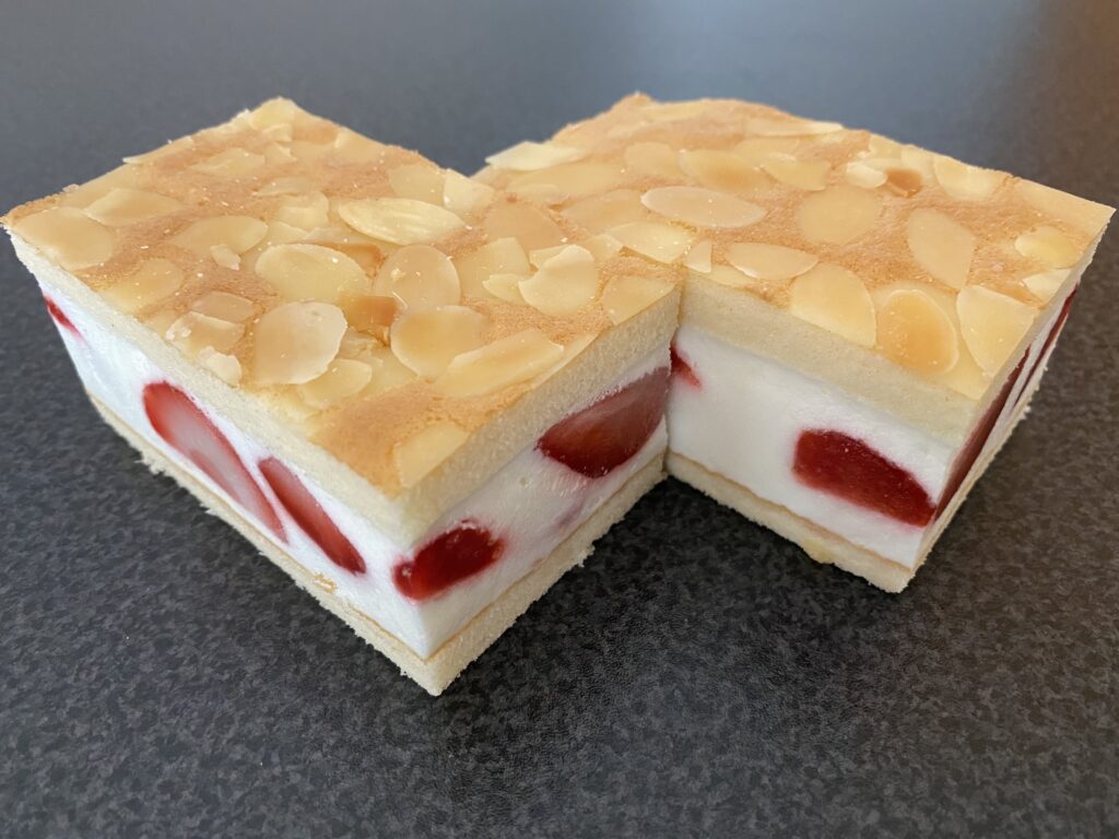 Kaesesahne Schnitte mit Erdbeern 1024x768