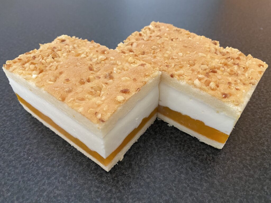 Kaesesahne Schnitte mit Aprik.Pfirsich Fuellung 1 1024x768